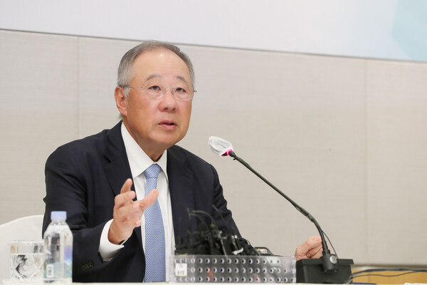 류진 한국경제인협회 바카라 사이트 디시이 22일 전경련회관 컨퍼런스센터에서 열린 취임 기자간담회에 참석해 기자들의 질문에 답하고 있다. [사진=한국경제인협회 제공]