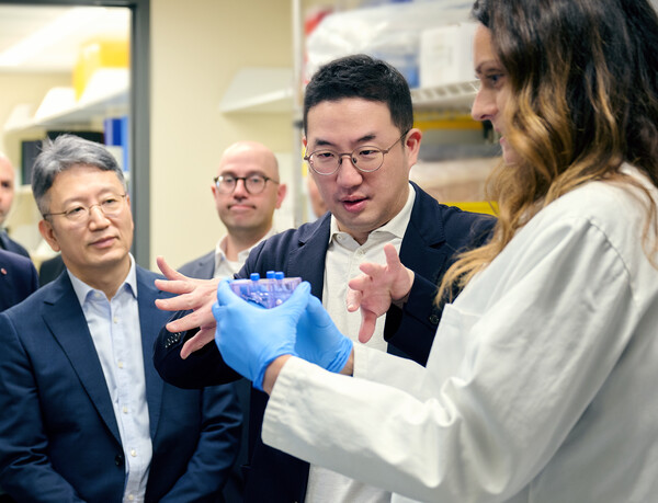 구광모 (주)LG 대표가 현지 시간 21일 미국 보스턴의 다나파버 암 센터를 방문해 ‘세포치료제 생산 시 항암 기능을 강화시킨 세포를 선별하는 과정’에 대한 설명을 듣고 있다. [사진=LG그룹 제공]