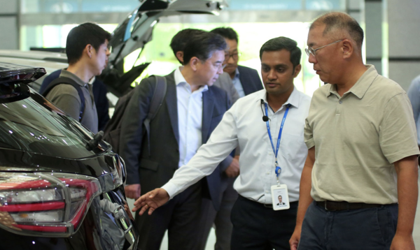 ​지난 8월7일 정의선 현대자동차그룹 회장이 인도 현대차·기아 인도기술연구소를 방문해 전기차들을 둘러보고 있다. [사진=현대자동차그룹]