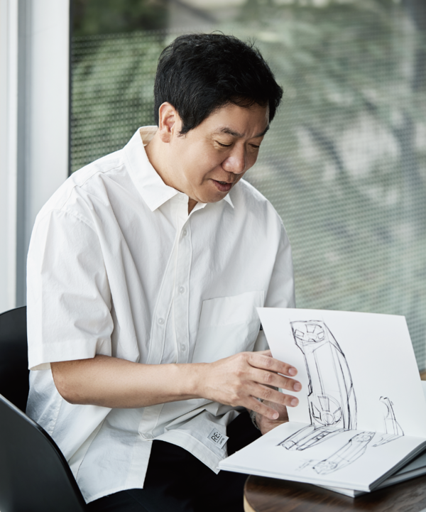 이상엽 베트먄 토토·제네시스글로벌디자인센터장(부사장)이 자동차 스케치 자료를 보고 있다. [사진=강태훈] 