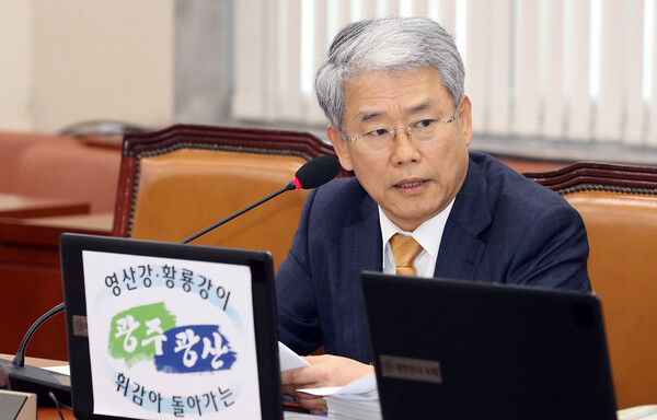 2019년 국회 전체회의에서 김동철 바른미래당 의원이 질의를 하고 있다. [사진=뉴시스]