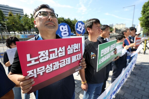 공공운수카지노 엘에이가 5일 서울 용산구 대통령실 앞에서 기자회견을 열고 공동 파업을 예고했다. [사진=뉴시스]