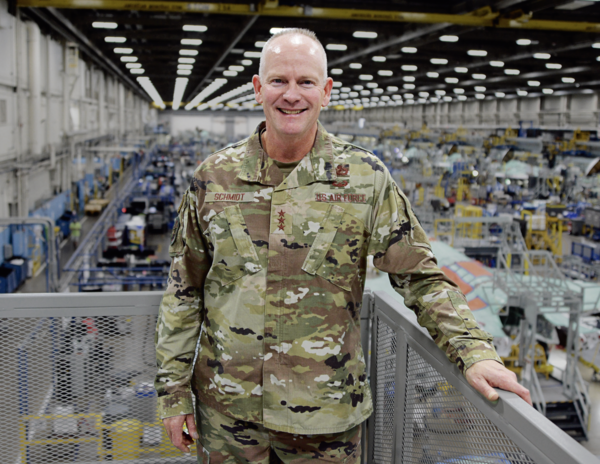 미 국방부의 총괄 책임자 마이클 슈미트 공군 중장이 포트 워스의 F-35 생산 공장에서 환하게 웃고 있다. 그는 연간 120억 달러 규모의 국방부 F-35 프로그램을 감독하며 거미줄처럼 복잡하게 얽힌 하위 프로그램들을 관리한다. 