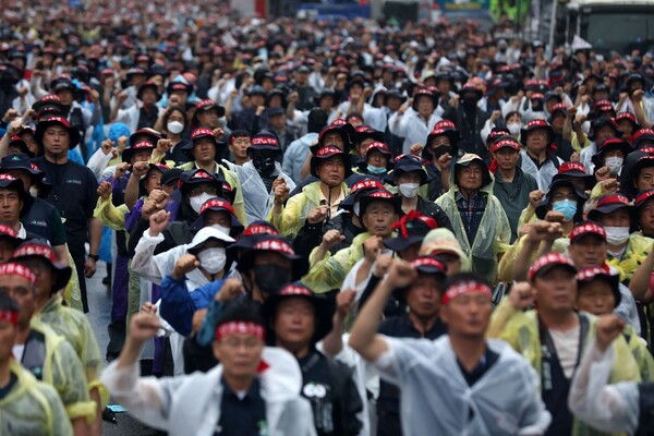 지난 7월 14일 하투에 참가한 민주노총 조합원들이 서울 세종대로에서 결의대회를 열고 있다. [사진=뉴시스]