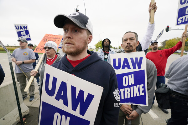전미슬롯사이트 꽁머니노조(United Auto Workers·UAW)가 거리 행진을 하고 있다. [사진=AP/뉴시스]