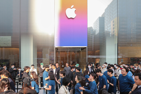 애플은 중국 제재로 판매량이 감소할 위기에 처했다. 서울 강남 애플 스토어 입구에서 대기하는 고객들. [사진=뉴시스]