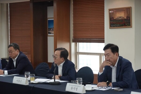 12일 서울 중구 프레스센터에서 열린 '주요 기업 인사·노무 담당 임원회의'에서 이동근 한국경영자총협회 상근부회장(가운데)이 의견을 나누고 있다. [사진=한국경영자총협회]