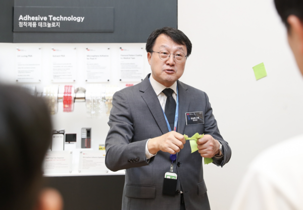 민승배 3M 디렉터가 한국3M 고객기술센터에서 포스트-잇 제품에 대해 설명하고 있다. [사진=한국3M]