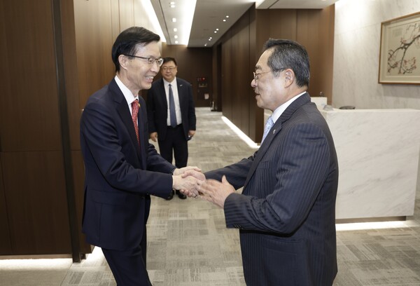 구자열 한국무역협회 회장(오른쪽)이 5일 삼성동 트레이드타워에서 방문규 신임 산업통상자원부 슬롯사이트 업카지노을 만나 인사하고 있다. [사진=한국무역협회]