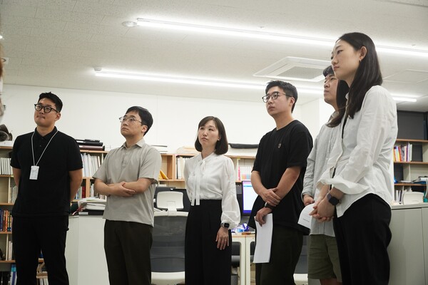 산돌의 디자이너들이 바카라 꽁 머니 한글 로고 시안을 검토하고 있다. 가운데는 노은유 산돌 타입디자인그룹장.