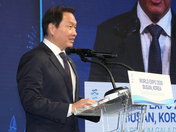 최태원 대한상공회의소 회장(SK그룹 회장)이 '2030부산세계박람회 심포지움'에서 환영사를 하고 있다.
