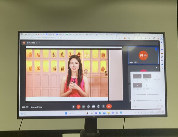 13일 열린 언론 간담회에서 버추얼 아이돌 슬롯사이트 지니의 멤버 '제인'이 실시간으로 기자들의 질문에 답변하고 있다. [사진=이세연 기자]