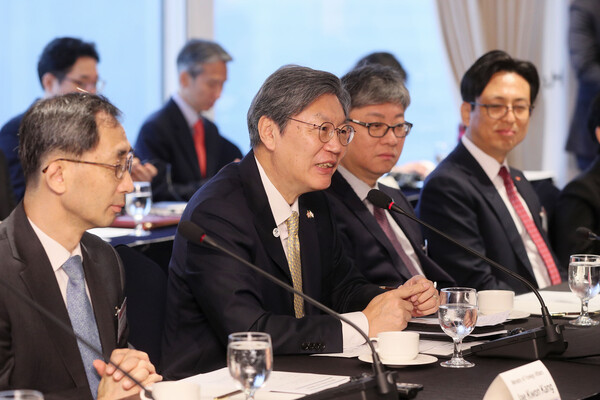 강재권 외교부 경제외교조정관이 26일 소공동 롯데호텔에서 열린 '제1회 한-캐나다 CEO 다이얼로그'에서 축사를 하고 있다. [사진=한국경제인협회]