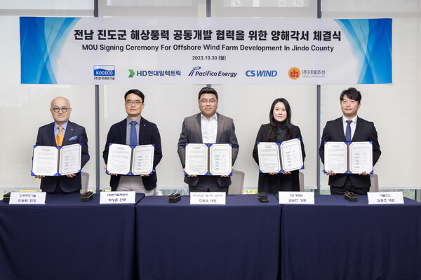 슬롯 머신 사이트현대일렉트릭이 30일 슬롯 머신 사이트현대 글로벌R&D센터에서 퍼시피코, 씨에스윈드, 한국해양기술, 대불조선과 함께 ‘전남 진도군 해상풍력발전단지 공동개발을 위한 MOU’를 체결했다. (왼쪽부터 한국해양기술 안승환 회장, 슬롯 머신 사이트현대일렉트릭 박상훈 기획·신성장 부문장, 퍼시피코 조동욱 대표, 씨에스윈드 김승연 상무, 대불조선 김홍조 대표) [사진=슬롯 머신 사이트현대]