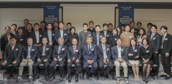 지난 27일(현지 시간) 독일 프랑크푸르트에서 열린 '유럽한국기업연합회 총회'에서 참석자들이 기념사진을 찍고 있다. [사진=한국무역협회]