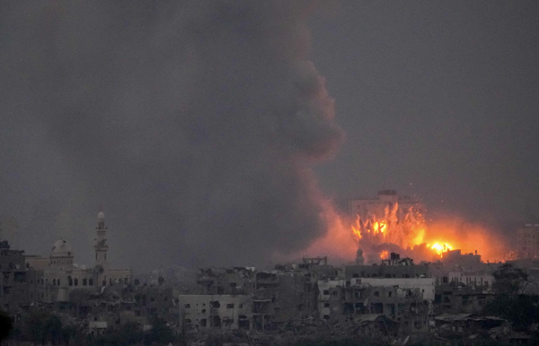 10월 14일(현지시간) 이스라엘의 공습을 받은 팔레스타인 가자지구에서 화염과 연기가 치솟고 있다. [사진=AP/뉴시스] 