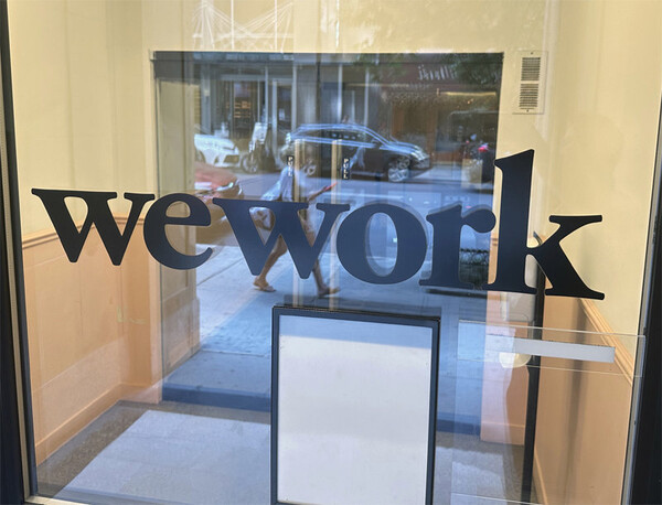 지난 8월 미국 뉴욕 맨해튼의 한 사무실 창문에 붙은 위워크 로고. [사진=AP/뉴시스]