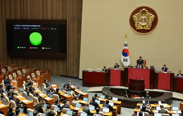 9일 오후 서울 여의도 국회에서 열린 본회의에서 노동조합법이 가결되고 있다. [사진=뉴시스]