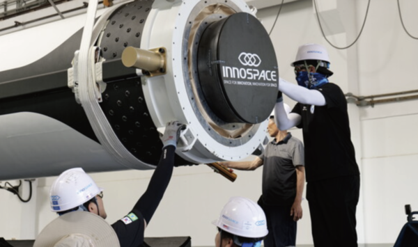 지난 3월 브라질 알칸타라 우주센터에서 발사를 앞둔 이노스페이스 로켓을 연구진들이 점검하고 있다. [사진=이노스페이스]