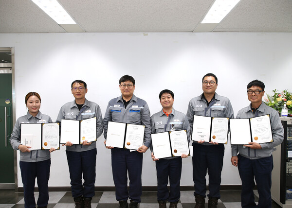 카지노 사이트 거제사업장에서 열린 자동화 경진대회 시상식에서 수상자들이 기념 촬영을 하고 있다. [사진=카지노 사이트]