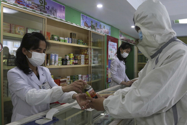 지난해 5월 북한 전역에 '최대 비상 방역'이 시행 중인 가운데 평양의 대성구역 의약품 관리소 직원이 약품을 공급하고 있다. [사진=AP/뉴시스]