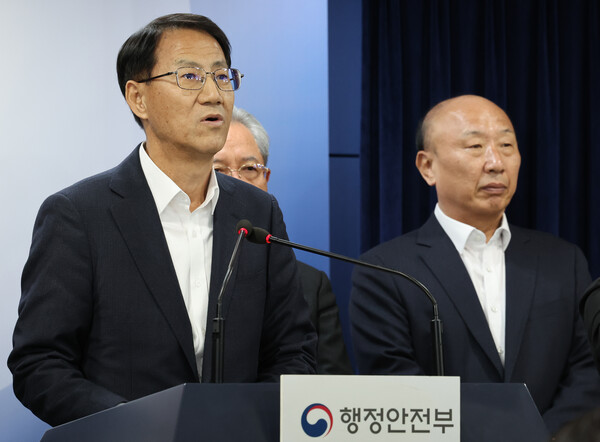 김성렬 새마을슬롯사이트 업카지노 경영혁신자문위원장이 14일 서울 종로구 정부서울청사에서 새마을슬롯사이트 업카지노 경영혁신안 관련 합동 브리핑을 하고 있다. [사진=뉴시스]