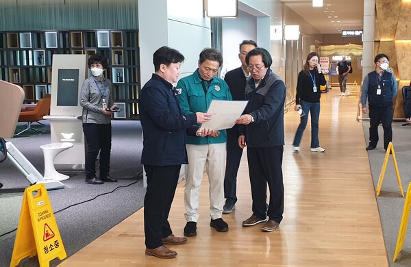 17일 이학재 인천국제공항공사 사장이 인천공항 제2여객터미널 내 카지노 가입머니작업 현장을 찾아 현장상황을 점검하고 있다. [사진=인천국제공항공사]