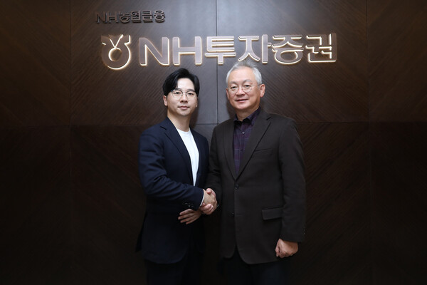 NH슬롯 무료 사이트증권과 콴텍은 22일 NH슬롯 무료 사이트증권 여의도본사에서 지분슬롯 무료 사이트를 위한 계약을 진행했다. 왼쪽부터 이상근 콴텍 대표와 정영채 NH슬롯 무료 사이트증권 대표이사가 계약 후 기념촬영을 하고 있다. [사진=NH슬롯 무료 사이트증권]
