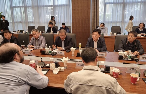 20일 중국 BYD 업체를 방문한 한국무역협회 사절단이 중국 전기차 시장 동향 및 한국우리카지노추천 협력 확대 방안을 논의 중이다. [사진=한국무역협회]