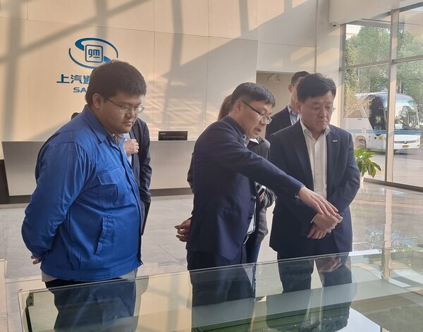 정만기 한국무역협회 부회장이 23일 파라오 슬롯 GM 상하이 자동차를 방문해 현장을 둘러보고 있다. [사진=한국무역협회]
