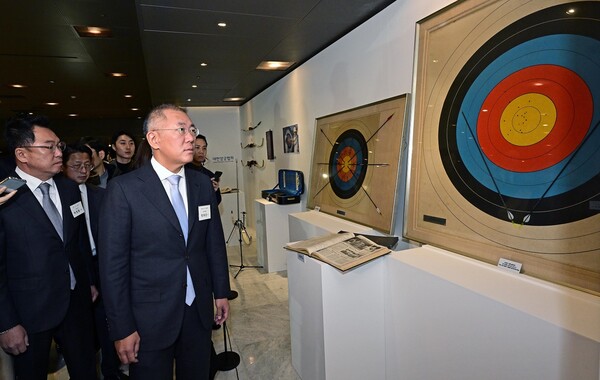 정의선 현대차그룹 온라인 슬롯 1일 서울 워커힐 호텔에서 열린 '2023 한국 양궁 60주년 기념 행사'에서 전시물을 둘러 보고 있다. [사진=현대차그룹]