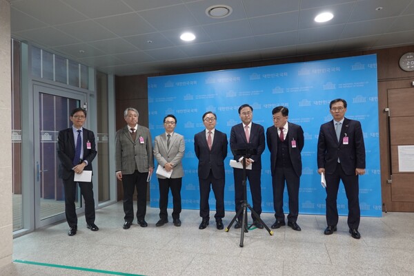 4일 서울 여의도 무료 바카라 게임 소통관에서 열린 '노동조합법 개정안 폐기 촉구 경제6단체 공동성명' 발표를 위해 경제6단체 관계자들이 모였다. 왼쪽부터 강석구 대한상공회의소 조사본부장,  배상근 한국경제인협회 전무,  이호준 한국중견기업연합회 상근부회장, 이동근 한국경영자협회 상근부회장,  홍석준 국민의힘 의원,  정만기 한국무역협회 상근부회장, 이명로 중소기업중앙회 상무. [사진=한국경영자총협회]