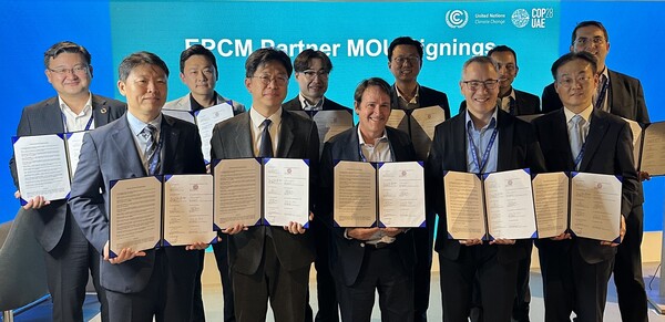 8일 UAE 두바이에서 열린 COP28에서 EPCM 연합 참여사 관계자들이 업무협약식을 마친 뒤 기념사진을 촬영하고 있다. [사진=슬롯사이트 소닉 메이저]
