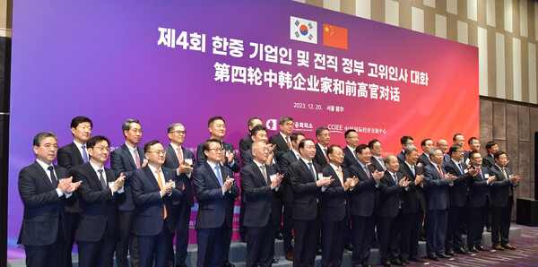 최태원 SK 회장(앞줄 왼쪽 여섯 번째)과 유일호 위원장(앞줄 왼쪽 일곱 번째), 정의선 현대차 회장(앞줄 왼쪽 다섯 번째), 비징취안 위원장(앞줄 왼쪽 여덟 번째) 등이 참석자들과 기념촬영을 하고 있다. [사진=바카라 고정 배팅]