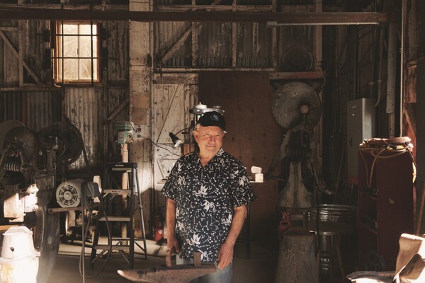 이본 쉬나드가 쉬나드 이큅먼트(CHOUINARD EQUIPMENT)의 작업실로 사용하던 함석으로 된 공장(TIN SHED) 안에서 포즈를 취했다. TIN SHED는 볼트 카지노에선 ‘볼트 카지노의 모태’란 의미를 가진 고유명사로 통용된다. 볼트 카지노의 출발지로 지금까지 보존돼 오다 최근엔 정부로부터 보호건물 지정을 받았다.