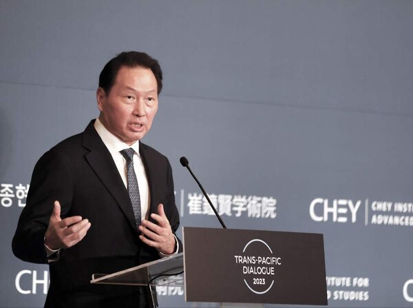 지난해 12월 미국 워싱턴 D.C.에서 열린 '2023 트랜스 퍼시픽 다이얼로그'에서 모두발언 중인 최태원 SK그룹 회장. [사진=SK그룹]