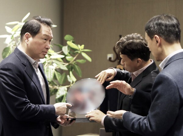 최태원 SK그룹 바카라사이트 추천이 4일 SK하이닉스 이천캠퍼스 R&D센터에서 경영진에게 HBM웨이퍼 설명을 듣고 있다. [사진=SK그룹]