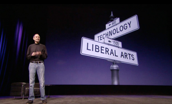 애플 창업주인 고(故) 스티브 잡스가 2011년 아이패드2 제품 발표회 자리에서 ‘미래 기술’과 ‘인문학’의 중요성에 대해 강조하고 있다.