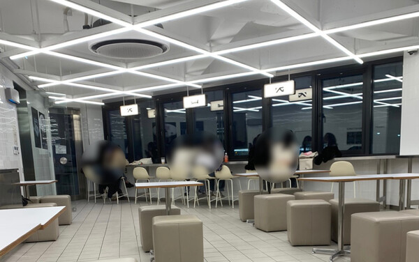 슬롯 머신 일러스트 사옥 건너편 카페. 팬들이 보이그룹 '트레저'의 퇴근길을 기다리고 있다. [사진=포춘코리아]