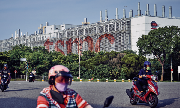 대만 타이중에 소재한 TSMC 반도체 생산공장 앞을 오토바이들이 지나가고 있다.