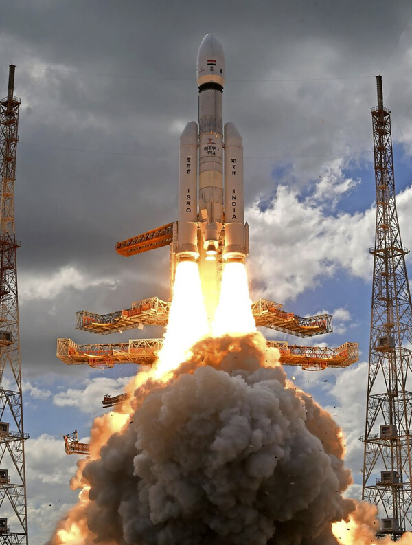 2023년 7월 인도 사티시 다완(Satish Dhawan) 우주센터에서 달 탐사선 찬드라얀-3호가 발사되고 있다. [사진=AP/뉴시스]