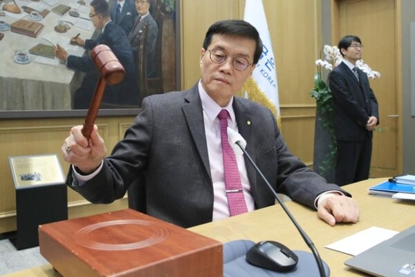 이창용 한국은행 총재가 의사봉을 두드리고 있다. [사진=한국은행]