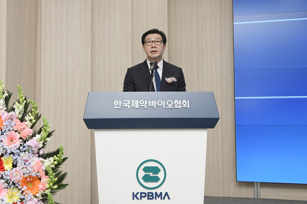 22일 서울 서초구 한국제약온라인 슬롯협회 회관에서 열린 '제79회 정기총회'에서 노연홍 회장이 개회사를 하고 있다. [사진=한국제약바이오협회]