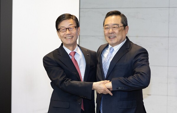 서울 삼성동 코엑스에서 열린 '2024년도 정기총회'에서 윤진식 한국무역협회 신임 회장(왼쪽)과 구자열 한국무역협회 前회장이 악수하고 있다. [사진=한국무역협회]
