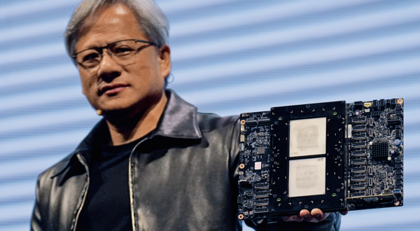 엔비디아 CEO 젠슨 황이 생성 인공지능 작업에 사용하기 위해 설계된 엔비디아 '슈퍼칩'을 보여주고 있다.