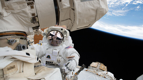NASA 카지노 주사위 게임비행사 마크 반데 헤이가 유지보수 작업을 위해 카지노 주사위 게임공간으로 나왔다. [사진=NASA]