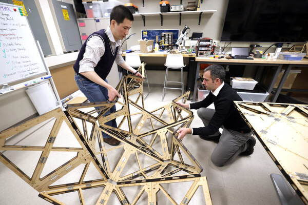 두 연구원이 미시간대학교 조지 G. 브라운 연구소에서 모듈식 건축물을 조립하고 있다. [사진=브렌다 에이헌 / 미시간 대학교]