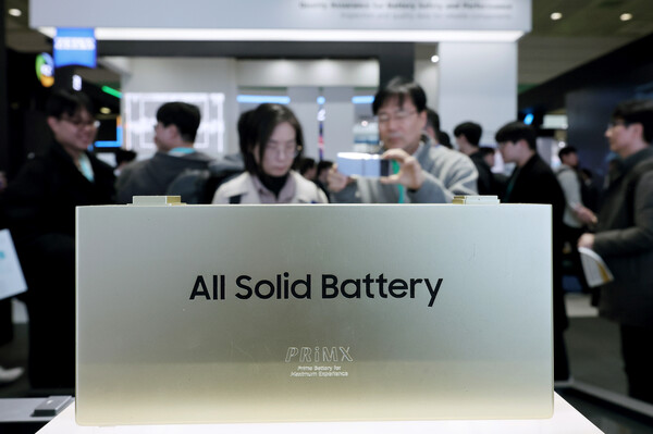 삼성SDI가 '인터배터리 2024' 부스에서 공개한 전고체 배터리 전시. [사진=뉴시스]