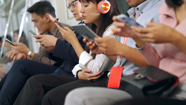 중국 지하철에서 스마트폰을 보고 있는 청년들. [사진=셔터스톡]