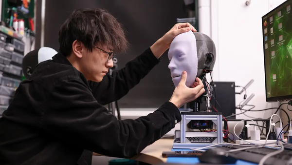 유향 후 컬럼비아 대학교 연구원이 꽁 머니 카지노 '이모'를 관리하는 모습. [사진= John Abbott / Columbia Engineering]